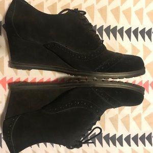 Oxford wedge microsuede shoe | Ellen Tracy Active